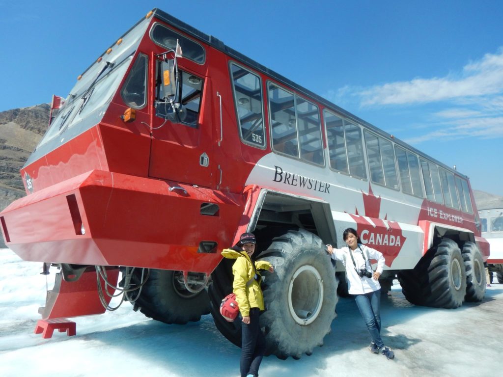 氷河観光道路を走る 迫力のアイスフィールドパークウエイ観光 コロンビア大氷原 バンフトップツアーズ